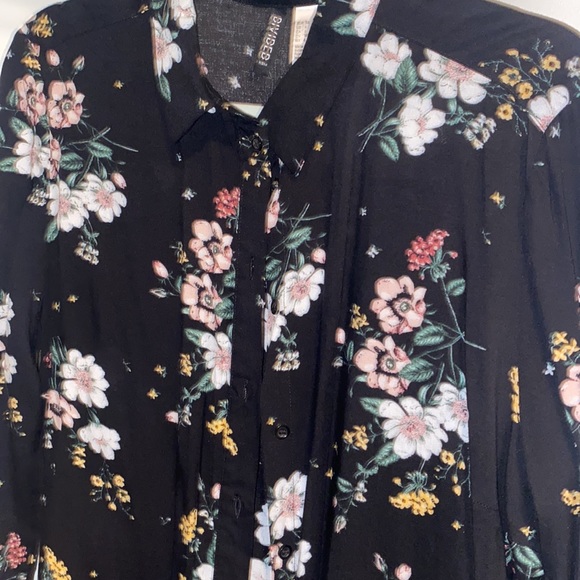 Beautiful black floral button up - Picture 4 of 6